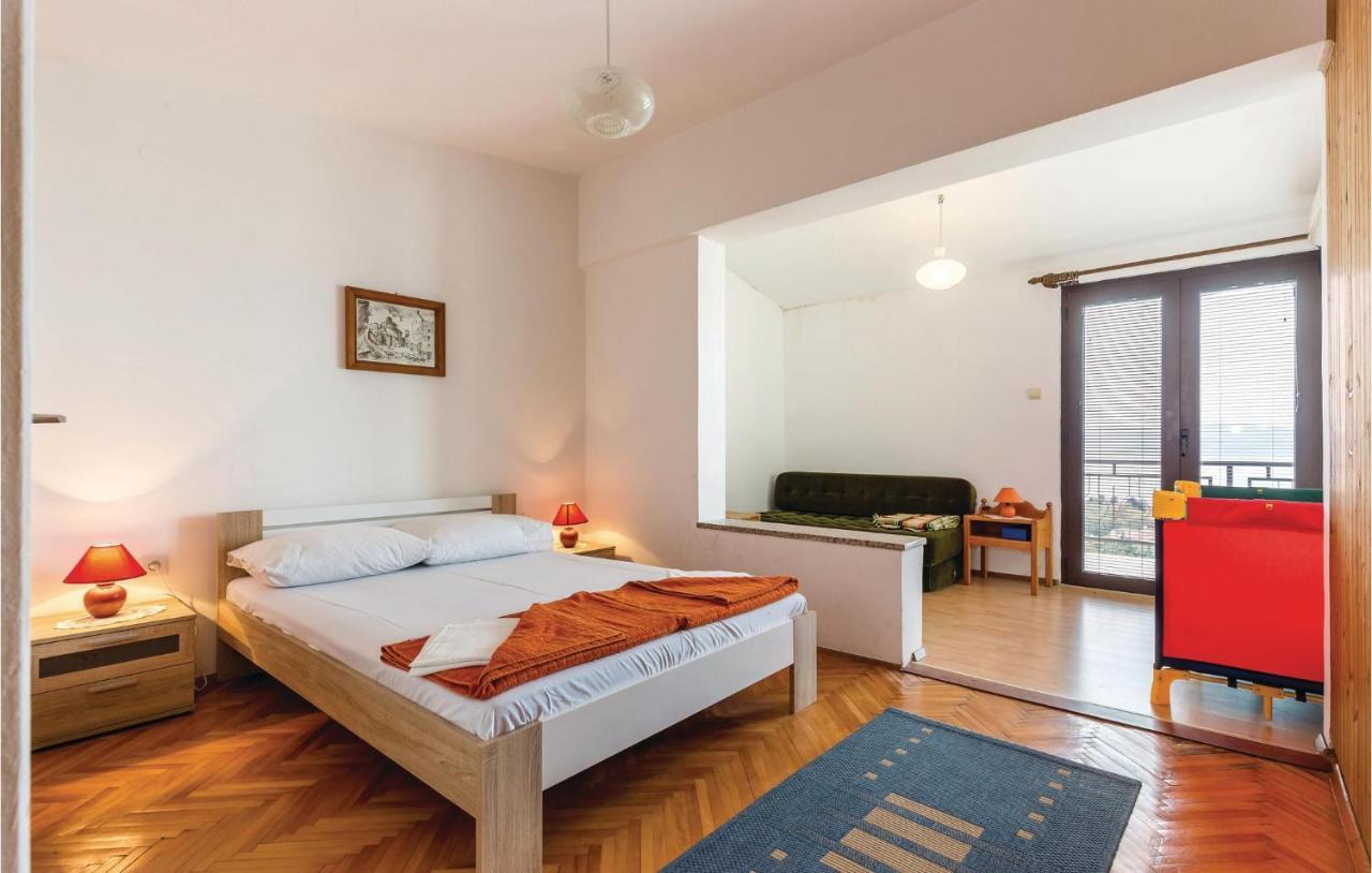 Cozy Apartment In Novi Vinodolski With Kitchen Bagian luar foto