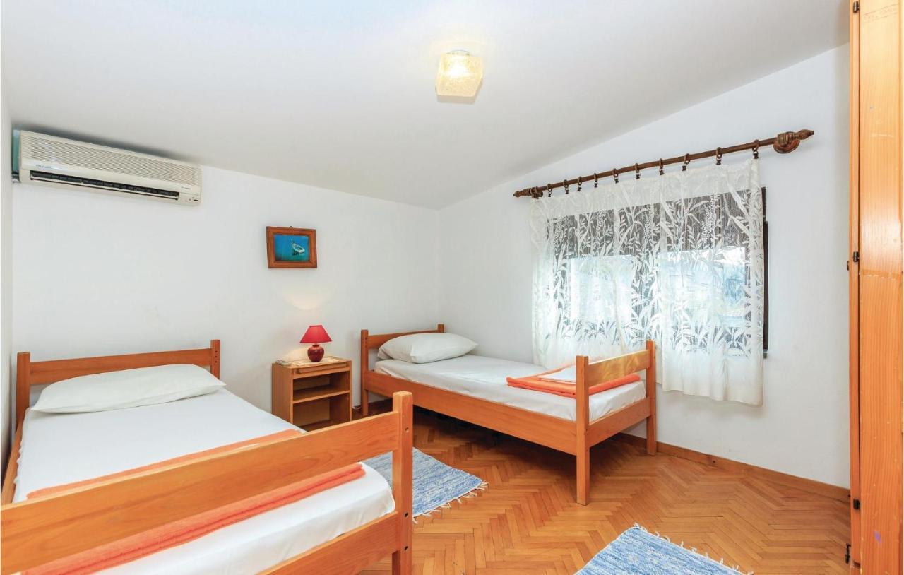 Cozy Apartment In Novi Vinodolski With Kitchen Bagian luar foto