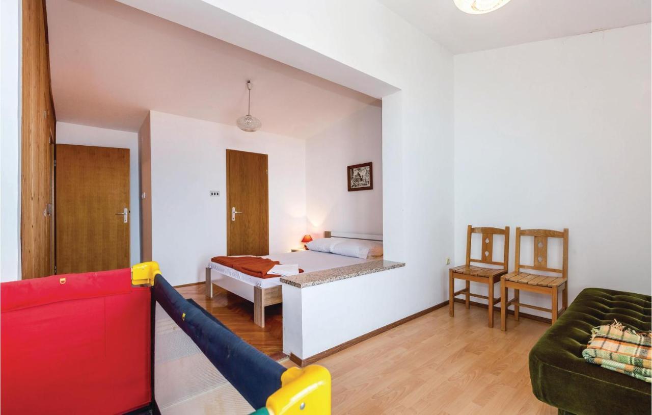 Cozy Apartment In Novi Vinodolski With Kitchen Bagian luar foto