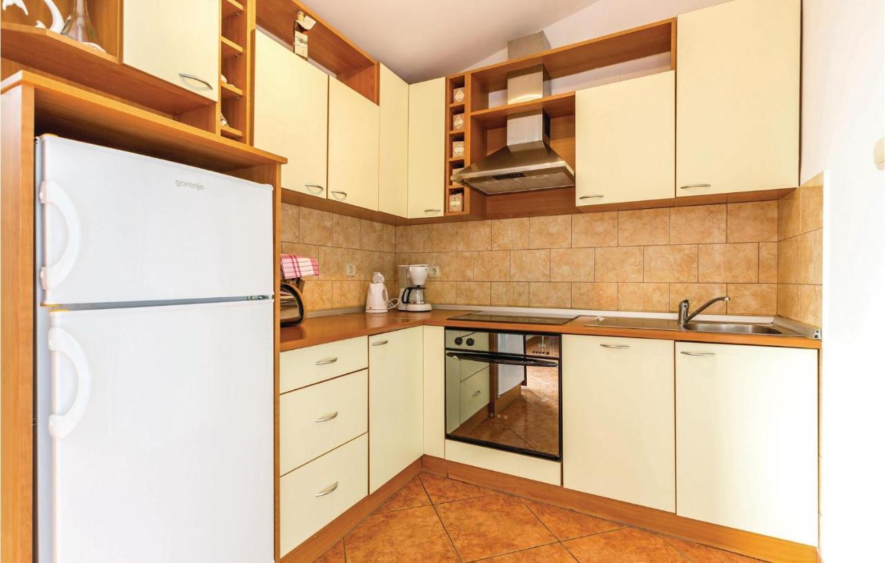 Cozy Apartment In Novi Vinodolski With Kitchen Bagian luar foto