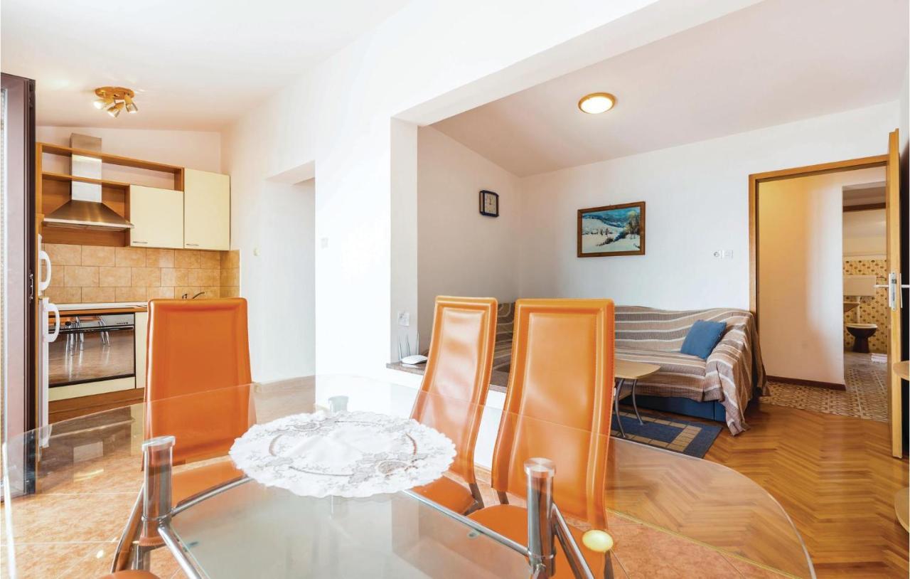 Cozy Apartment In Novi Vinodolski With Kitchen Bagian luar foto