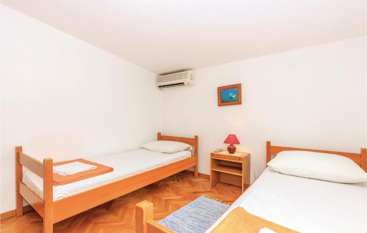 Cozy Apartment In Novi Vinodolski With Kitchen Bagian luar foto