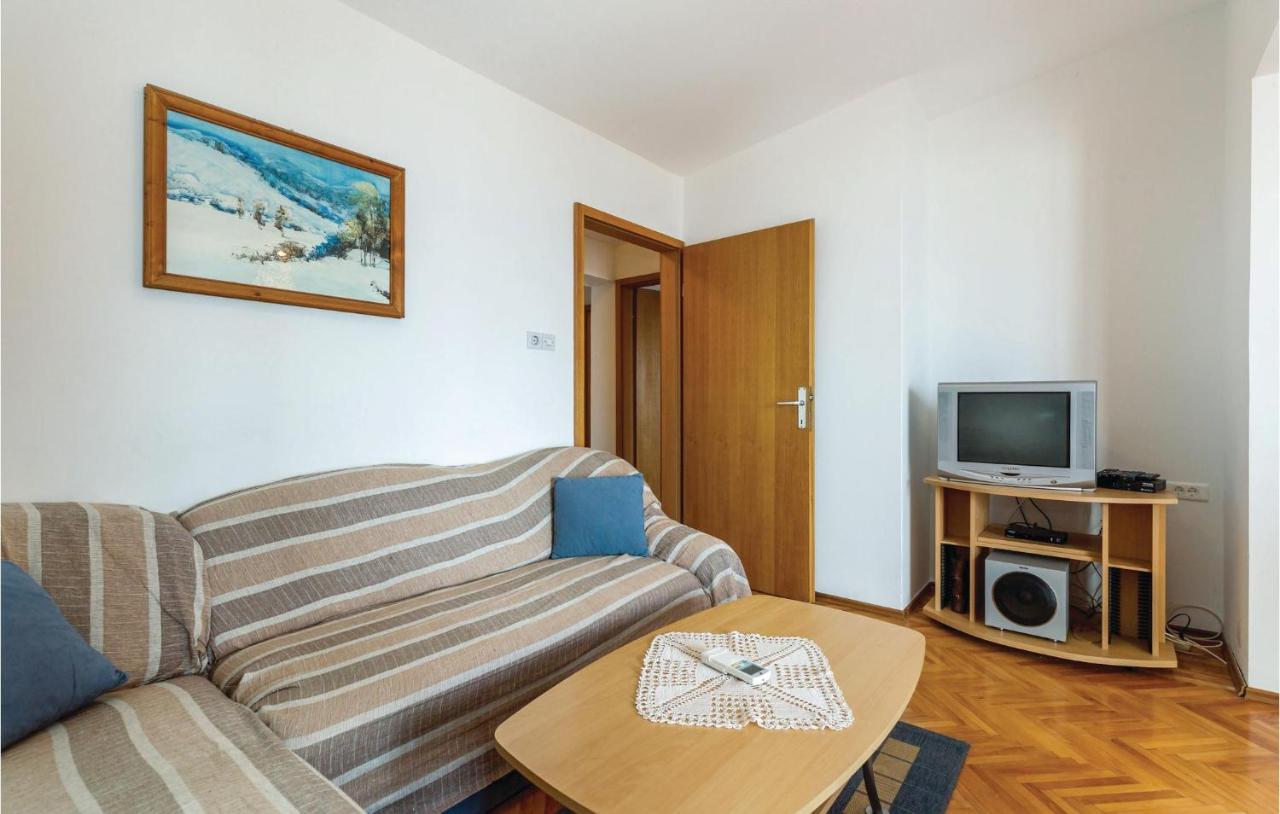 Cozy Apartment In Novi Vinodolski With Kitchen Bagian luar foto