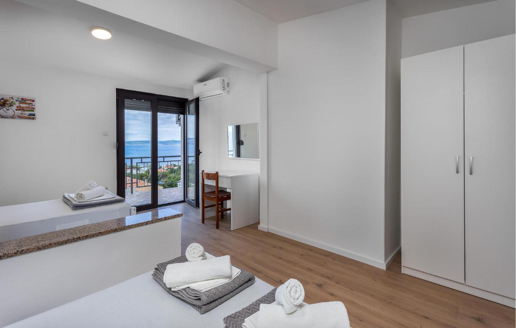 Cozy Apartment In Novi Vinodolski With Kitchen Bagian luar foto