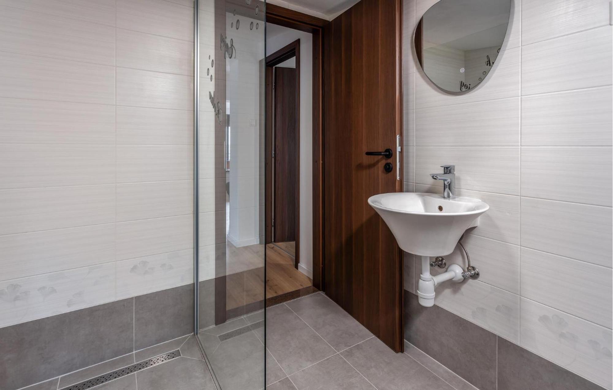 Cozy Apartment In Novi Vinodolski With Kitchen Bagian luar foto