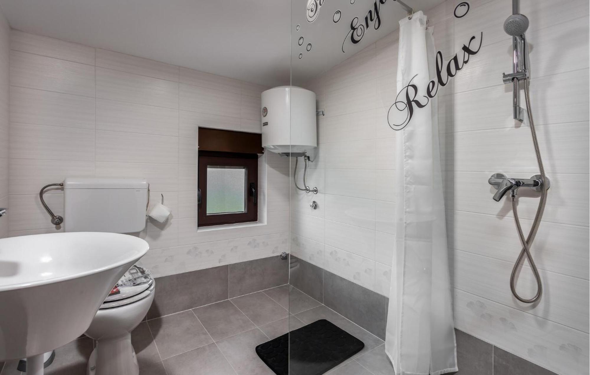 Cozy Apartment In Novi Vinodolski With Kitchen Bagian luar foto