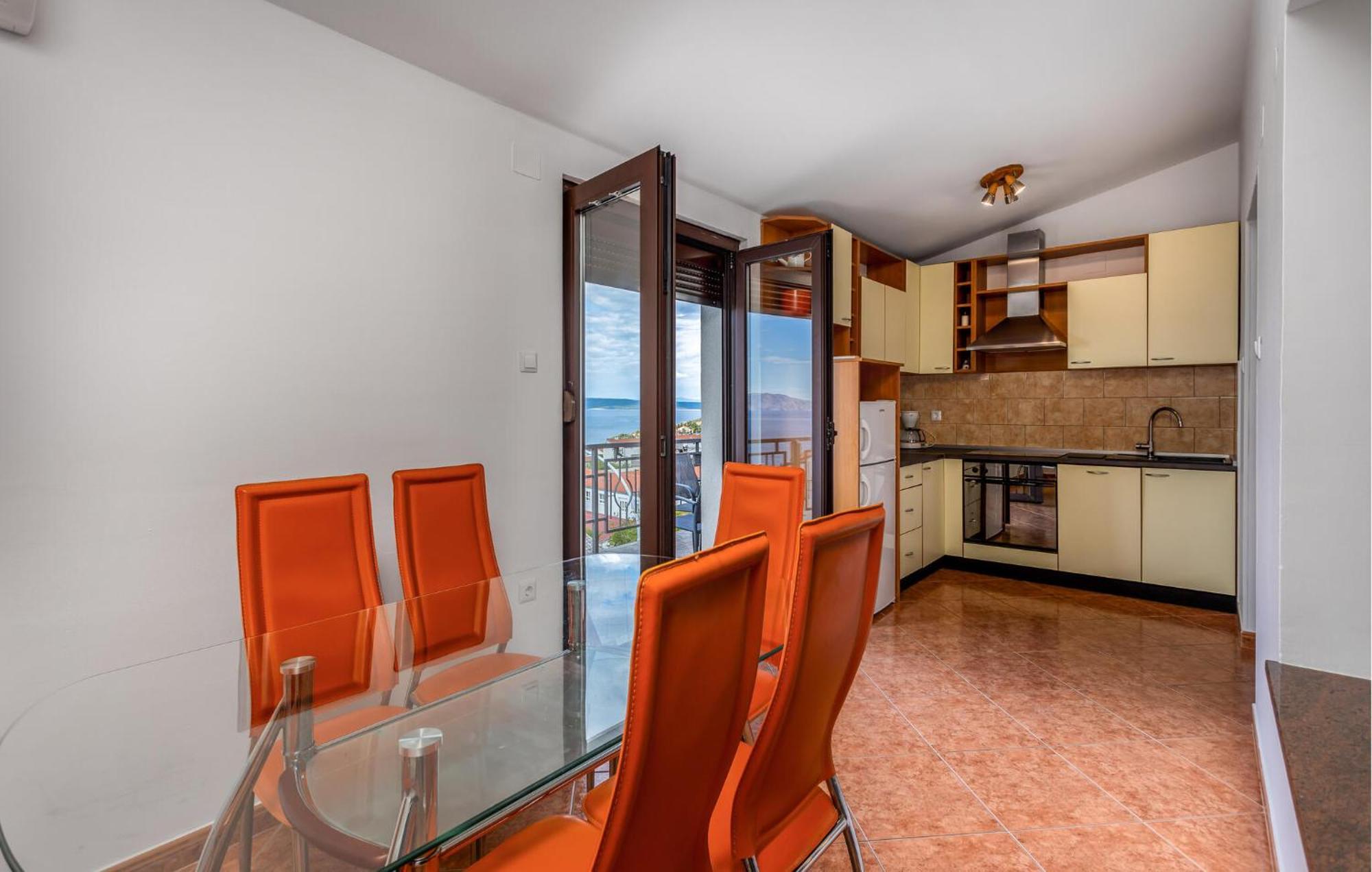 Cozy Apartment In Novi Vinodolski With Kitchen Bagian luar foto