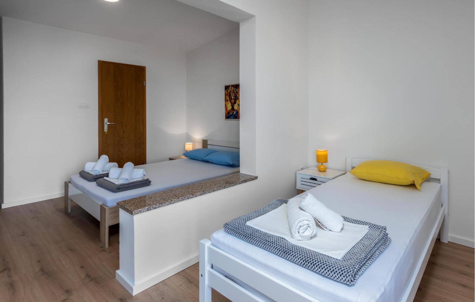 Cozy Apartment In Novi Vinodolski With Kitchen Bagian luar foto