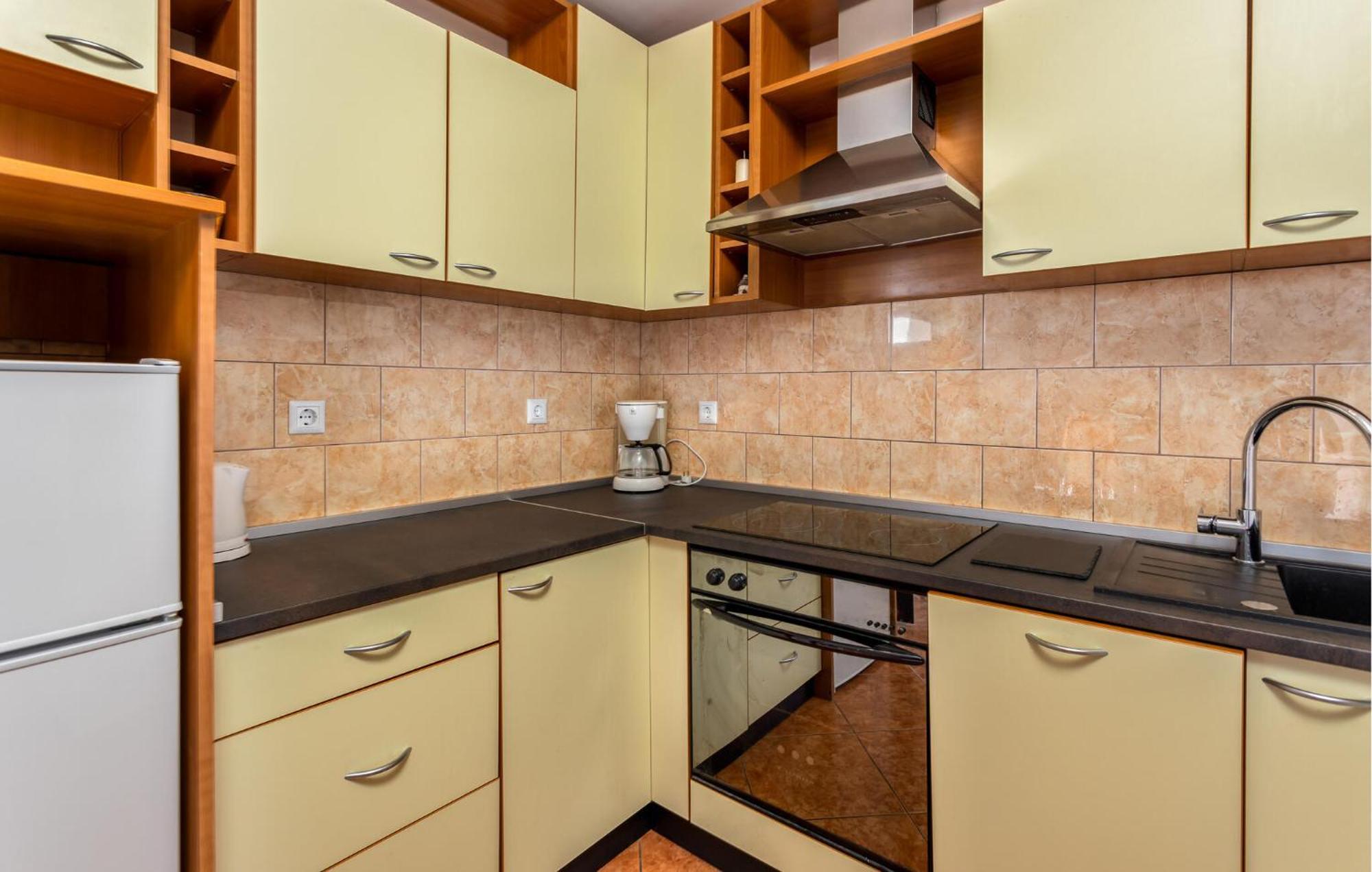 Cozy Apartment In Novi Vinodolski With Kitchen Bagian luar foto