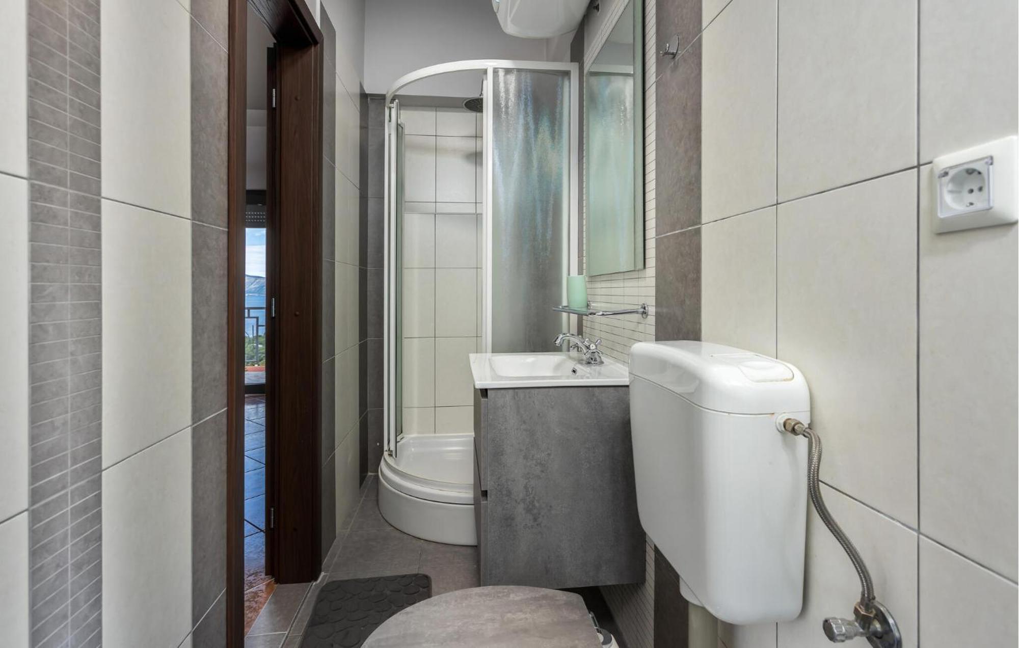 Cozy Apartment In Novi Vinodolski With Kitchen Bagian luar foto