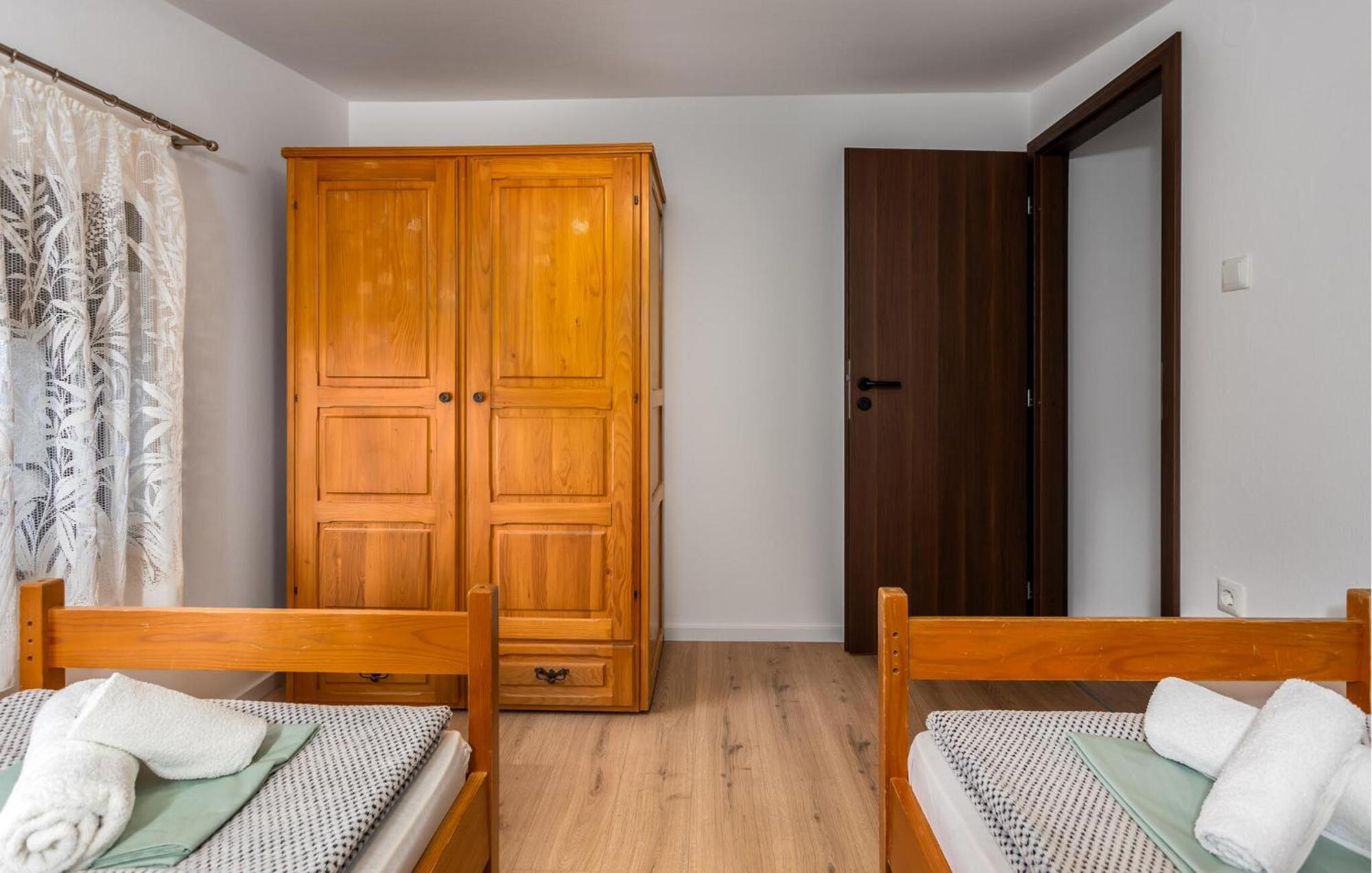 Cozy Apartment In Novi Vinodolski With Kitchen Bagian luar foto