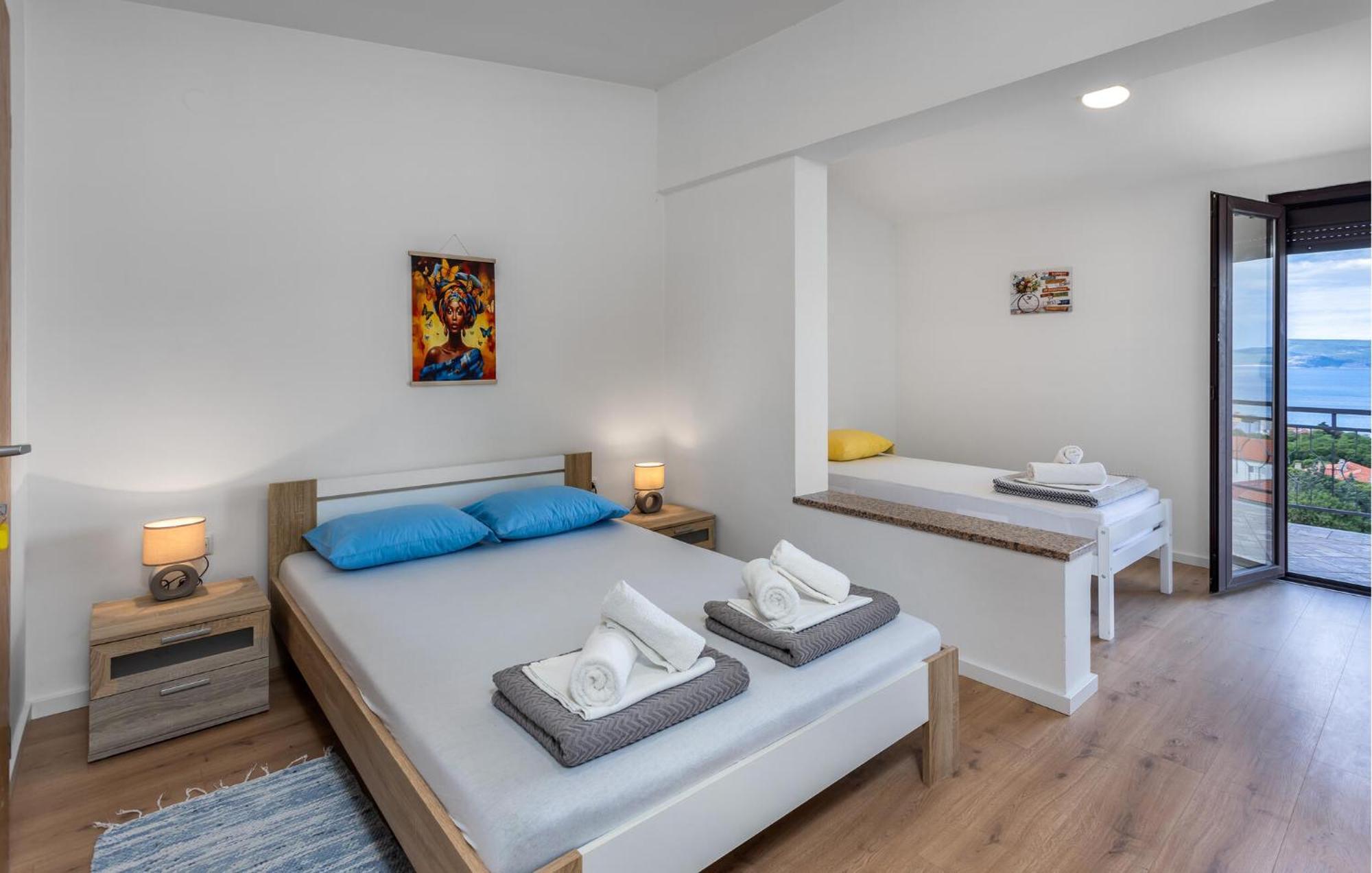 Cozy Apartment In Novi Vinodolski With Kitchen Bagian luar foto