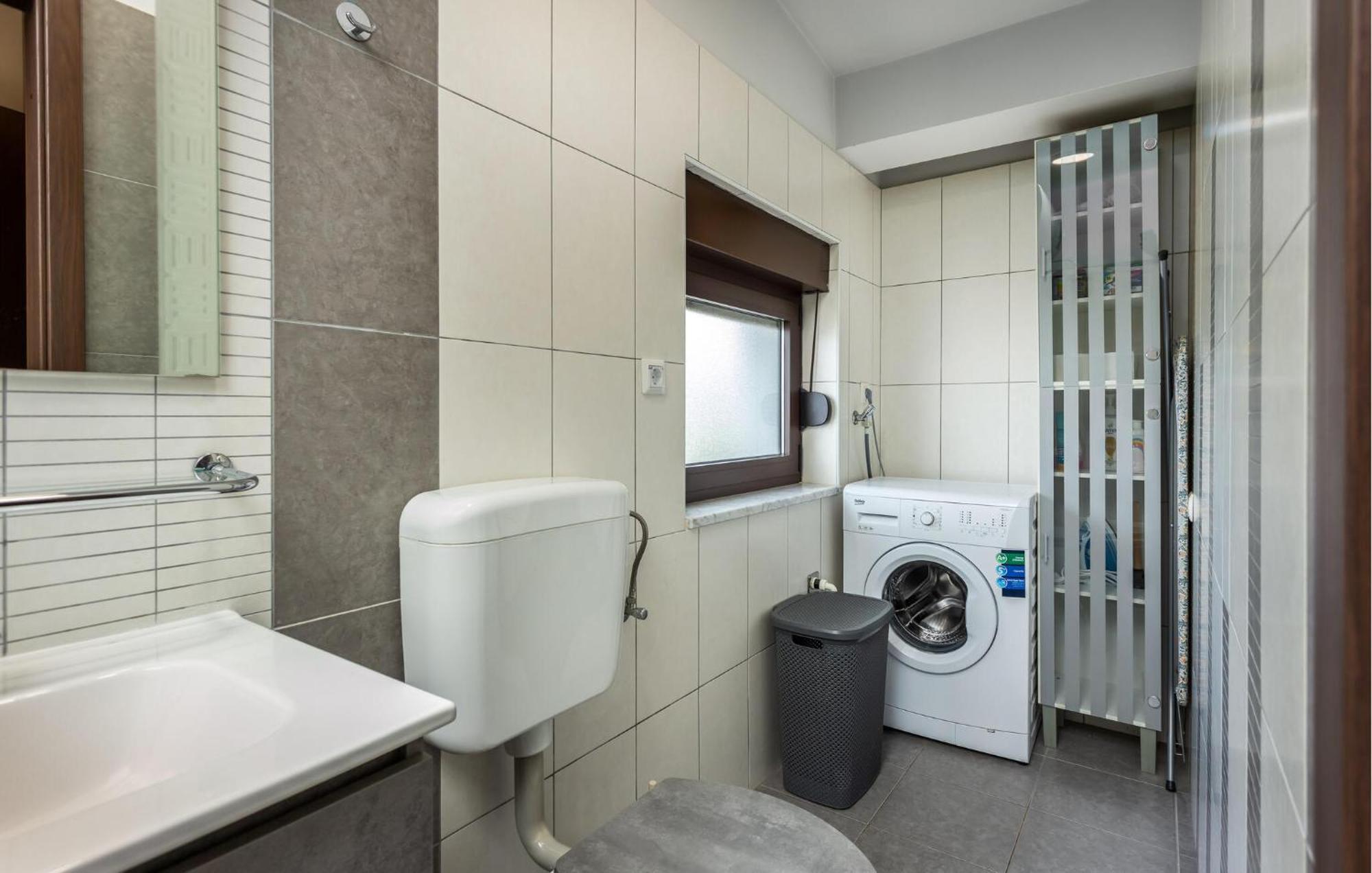 Cozy Apartment In Novi Vinodolski With Kitchen Bagian luar foto