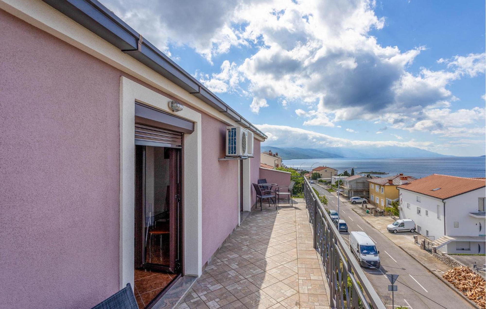 Cozy Apartment In Novi Vinodolski With Kitchen Bagian luar foto