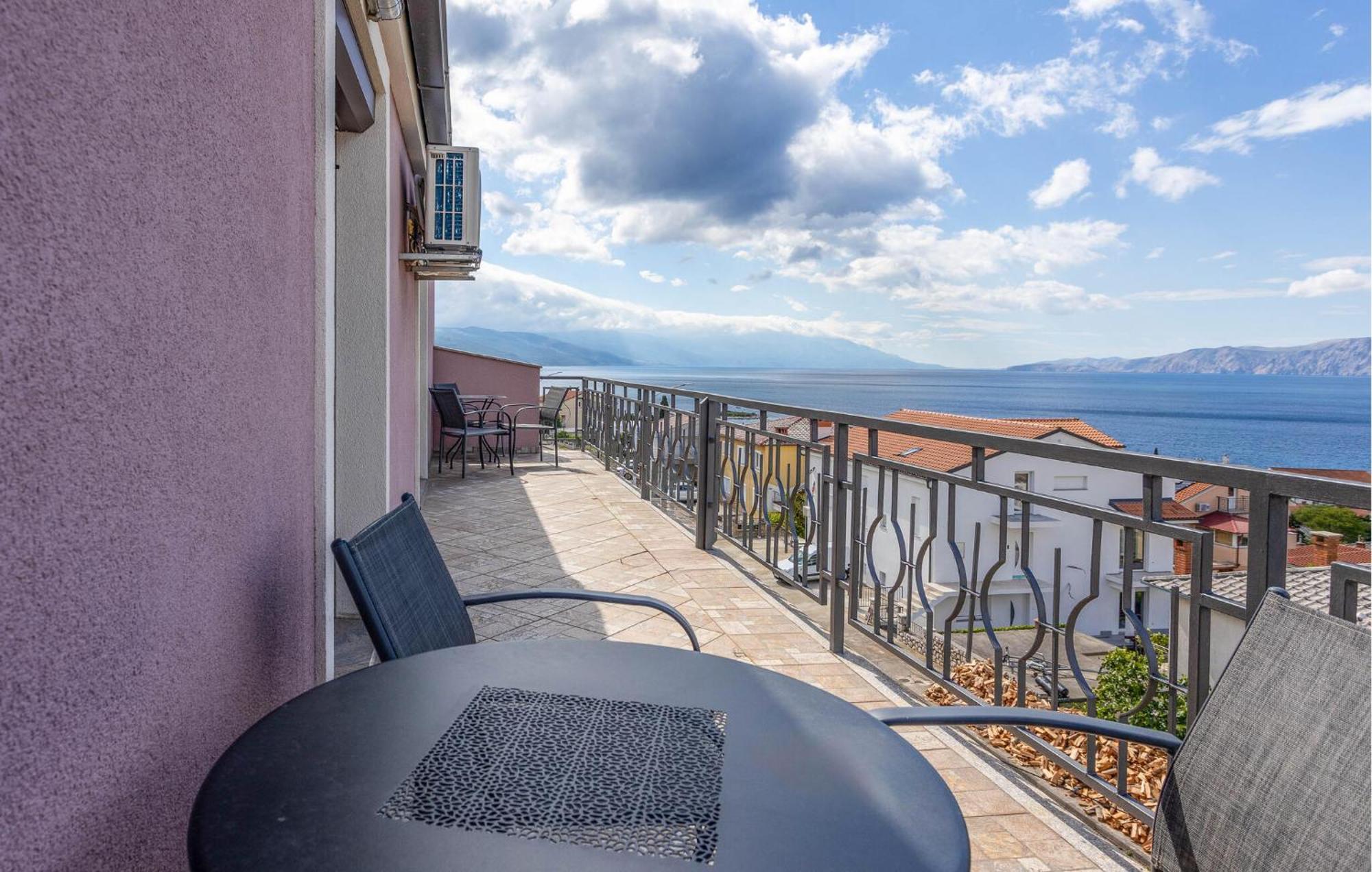 Cozy Apartment In Novi Vinodolski With Kitchen Bagian luar foto
