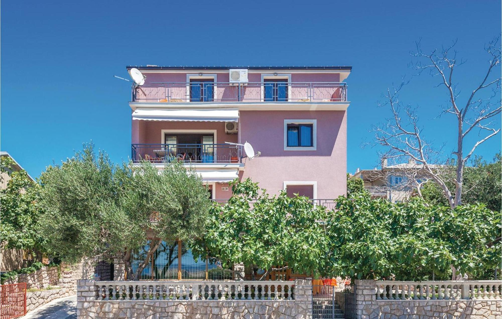 Cozy Apartment In Novi Vinodolski With Kitchen Bagian luar foto
